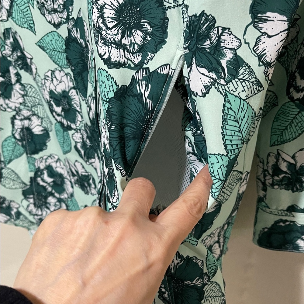 NWOT Duluth Trading Co Floral Blouse - Green and Black Size Medium - Picture 8 of 12
